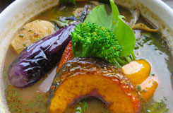 新鮮な野菜が入ったスープカレーの画像